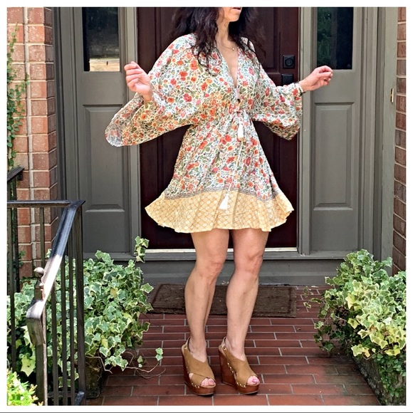 Dresses & Skirts - ✨LAST ONE ✨Beautiful kimono style deep V dress